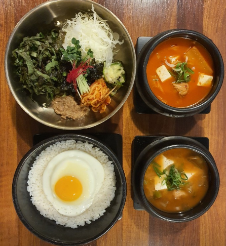 비빔밥+된장찌개 또는 김치찌개